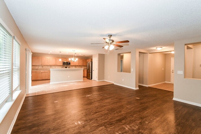 Building Photo - 2427 Brian Lakes Dr E