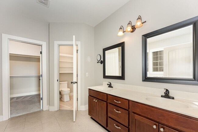 Foto del edificio - Spacious Townhome with Private Backyard in...