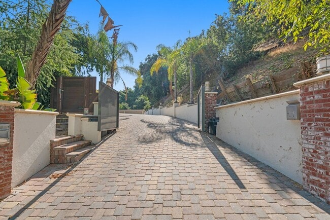 Building Photo - 3200 Oakley Dr