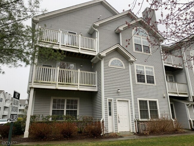 Building Photo - 7 Springbrook Rd E