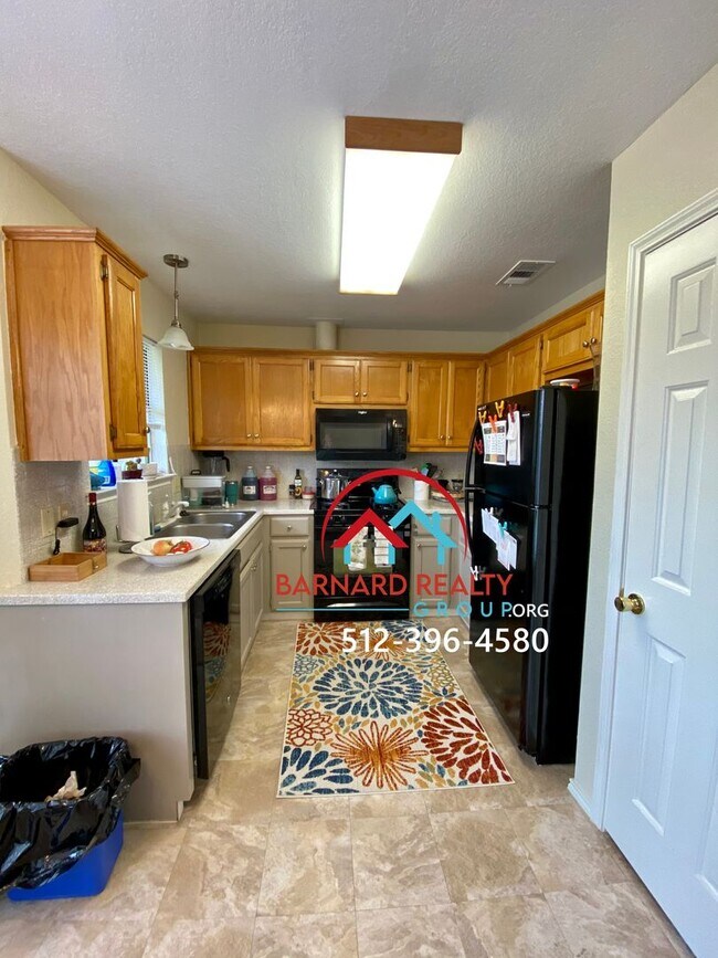 Building Photo - Available August 1: 3 bed/2 Bath with 2 Ca...