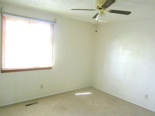 Foto del edificio - 3 Bedroom, 2 Bath Bi-Level Home with 2 car...