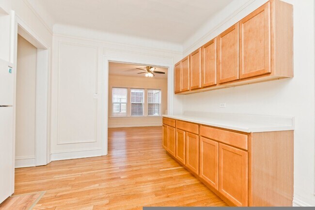 Building Photo - 735 Hinman Ave
