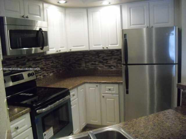 Building Photo - 3420 Pinewalk Dr N
