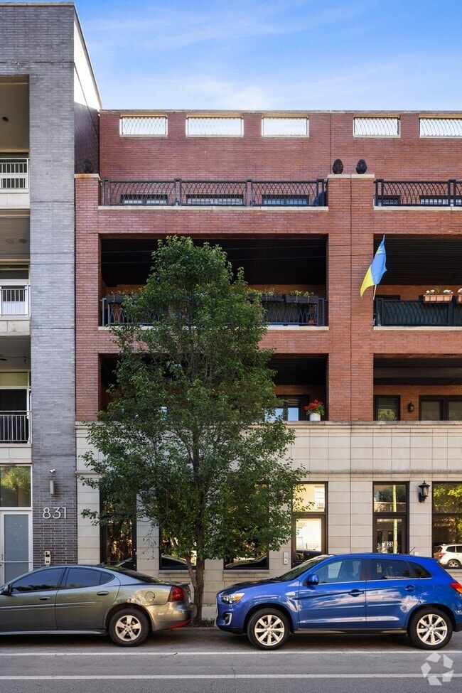 Building Photo - 829 N California Ave