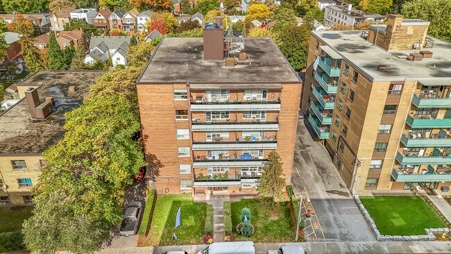 Photo du bâtiment - 240 Cosburn Ave
