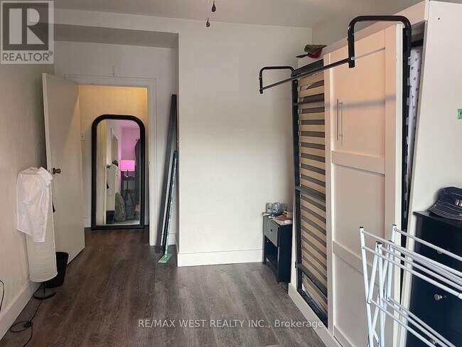 Photo du bâtiment - 4902-4902 Dundas St W