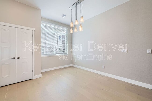Building Photo - 15592 W Warren Ave