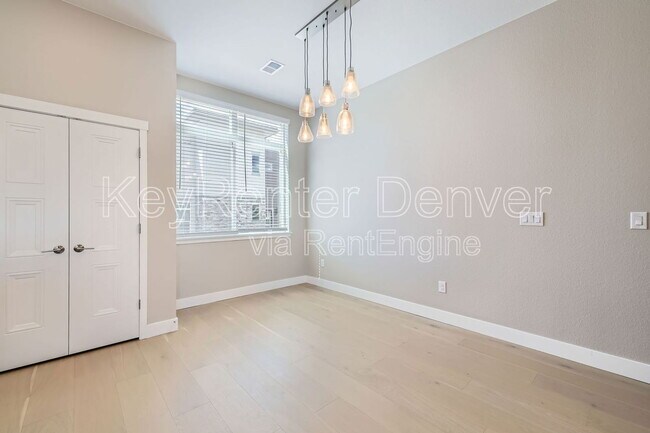 Foto del edificio - 15592 W Warren Ave