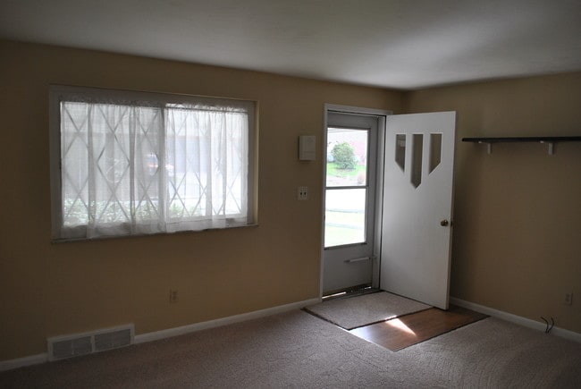 Foto del edificio - 718 Colonial Manor Rd