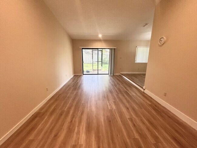 Foto del edificio - Lovely 3/2.5 Spacious Home with a Screened...