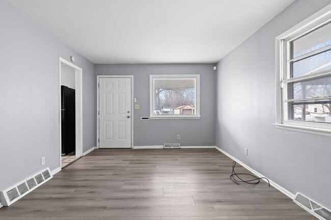 Building Photo - Nice 2 bedroom home