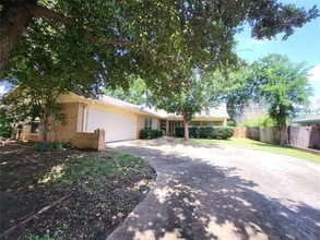Building Photo - 1106 Meadowview Dr