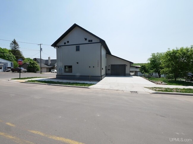 Building Photo - 1002 Minnesota St