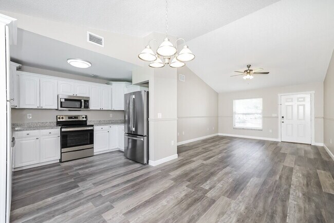 Building Photo - 512 Everest Way