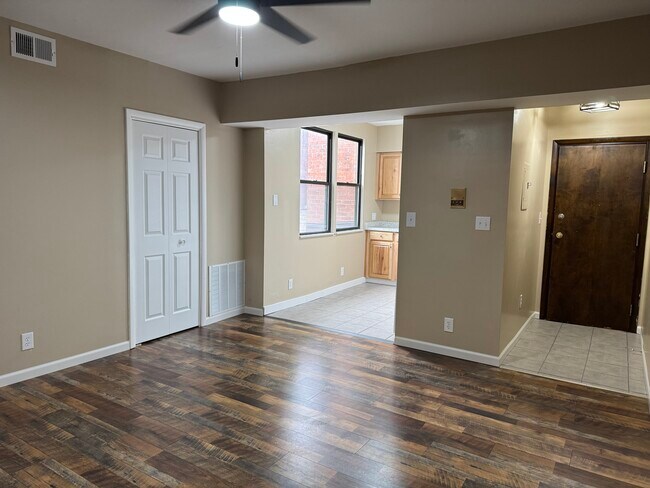 Building Photo - 2905 Glenmore Ave