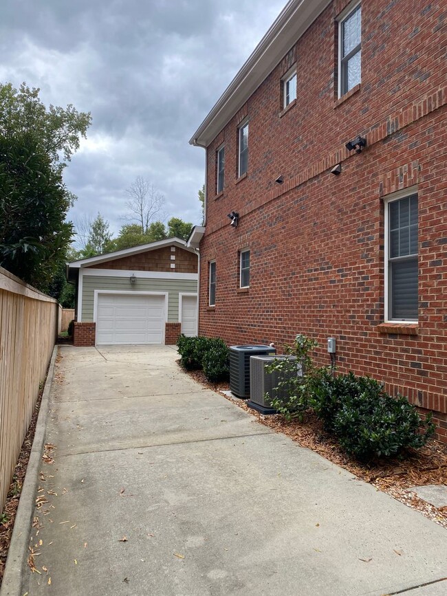 Building Photo - Four Bedroom Home w/Garage in Chantilly