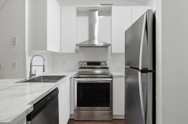 Foto del edificio - 6101-6285-6285 Garden Ct