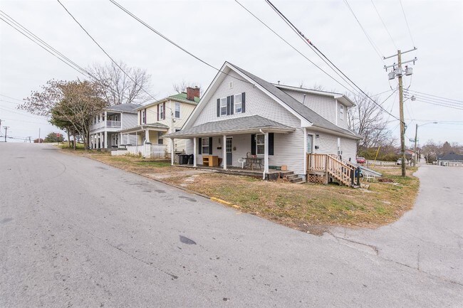 Building Photo - 107 E Hickman St