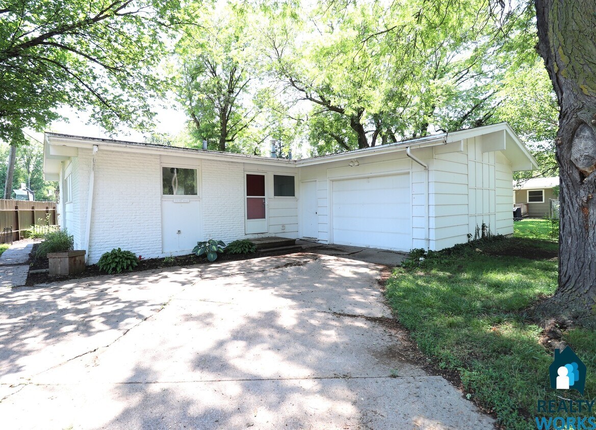 Primary Photo - 3 Bedroom Home Available!