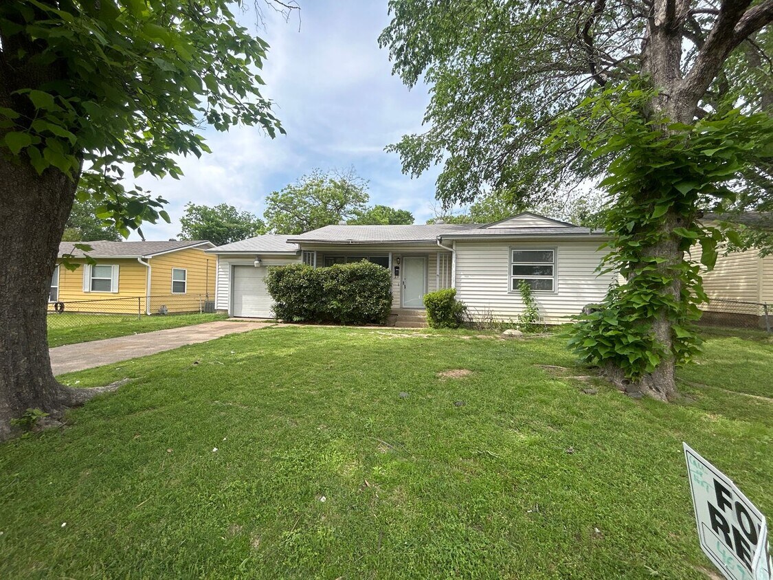 Primary Photo - An unbeatable location that offers conveni...