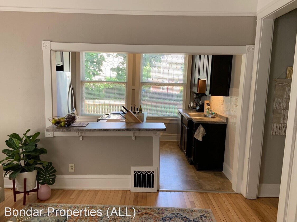 Foto principal - 2719-2721 N Hackett Ave