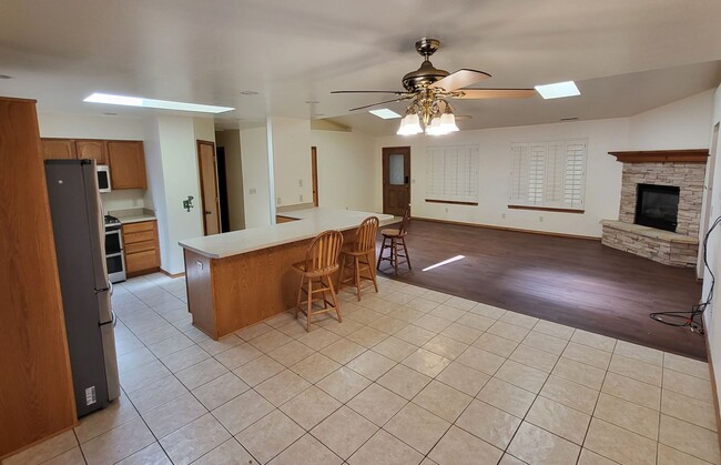 Building Photo - Bright Spacious Kachina Village Home!