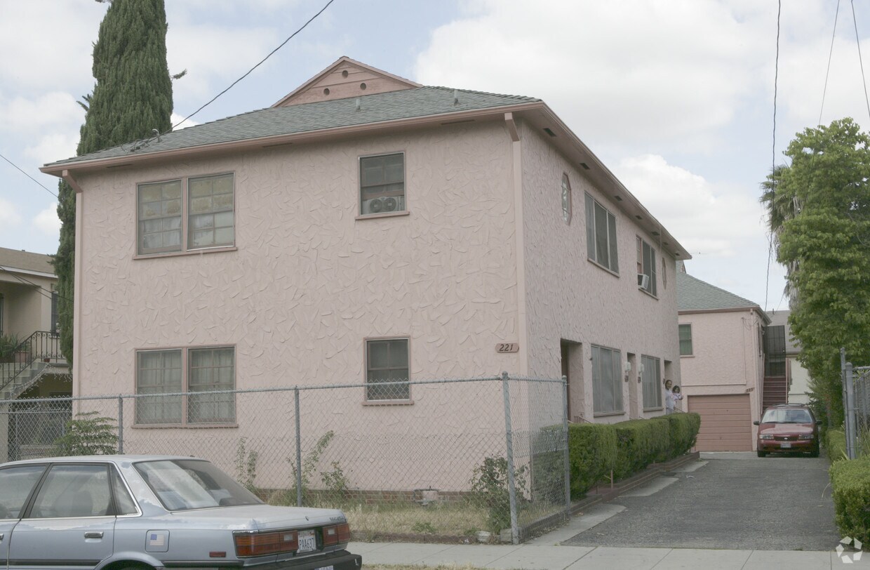 Building Photo - 221 S Lake St