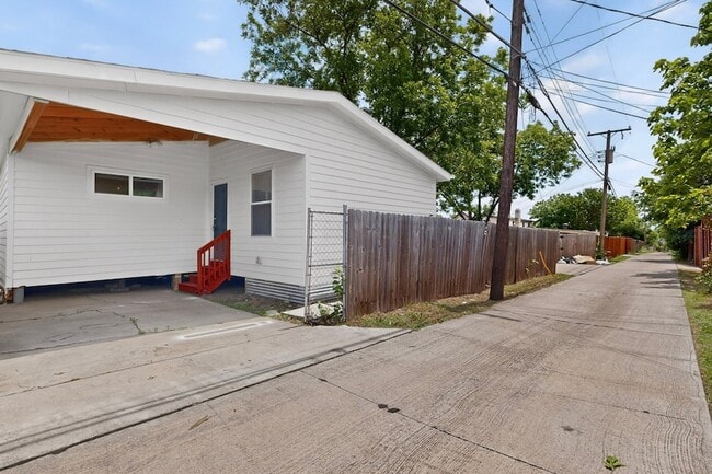 Building Photo - 1305 NW 14th St