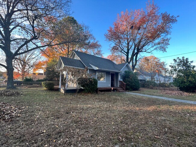 Building Photo - Spacious home with large yard & Detached G...