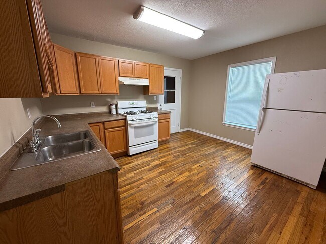 Building Photo - NEW ON MARKET