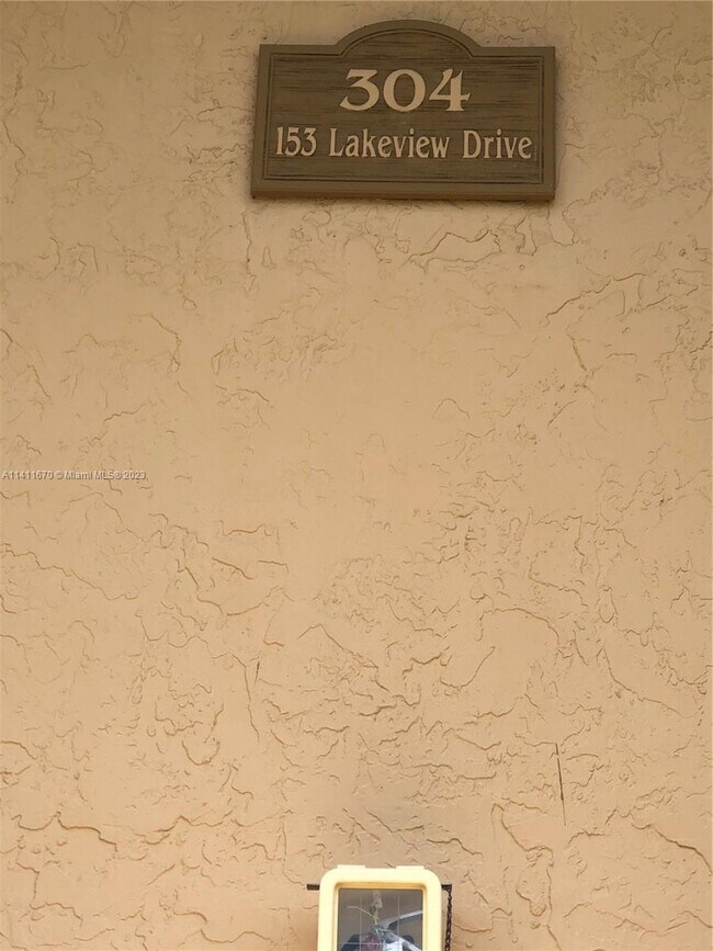 Building Photo - 153 Lakeview Dr