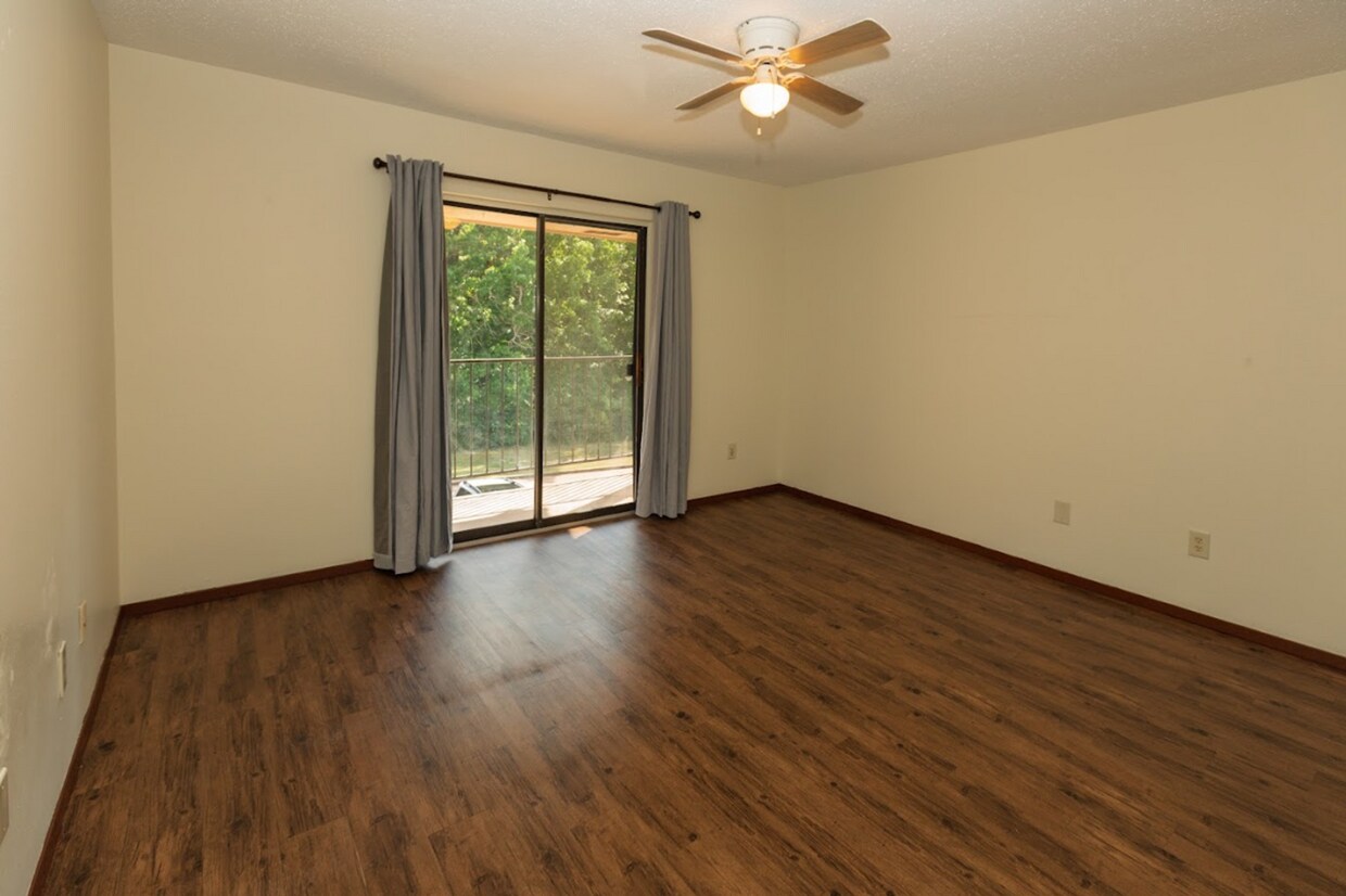 Building Photo - Oakview Condos