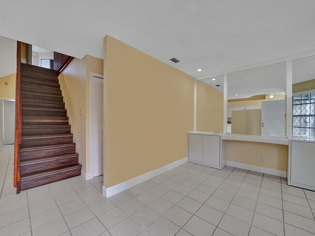 Foto del edificio - 8377 Waterford Cir