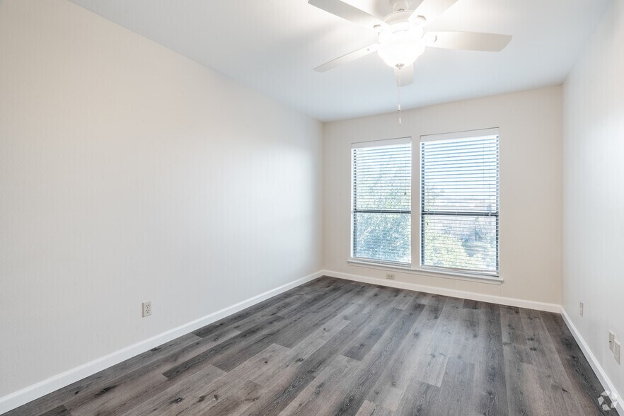 リタアクア Rockwood Apartments - 8615 Rockwood Ln Austin, TX 78757