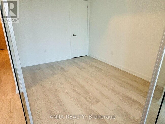 Photo du bâtiment - 801 The Queensway