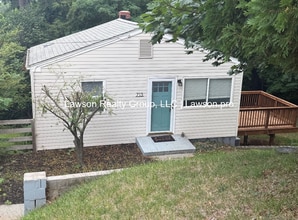 Building Photo - 713 Oakview Dr