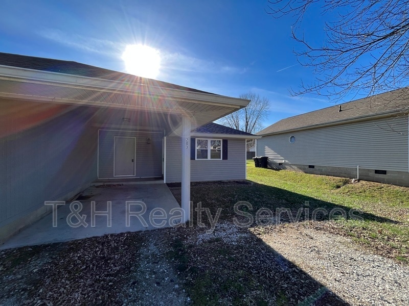 201 203 W Knox St, Mooresville, IN 46158 Condo for Rent in