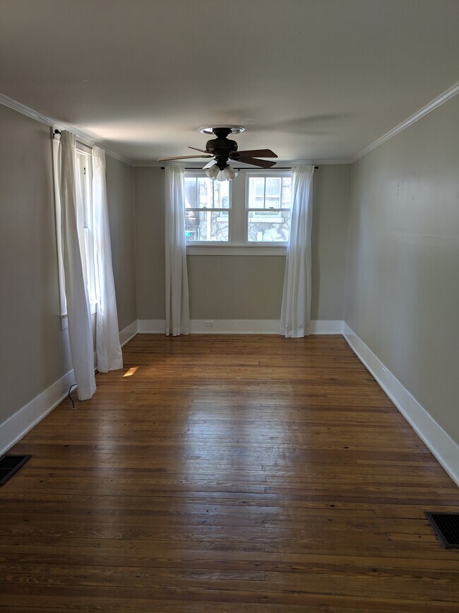 Master bedroom - 2022 Benjamin St