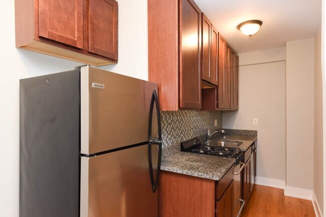 Building Photo - 430 W Roscoe St