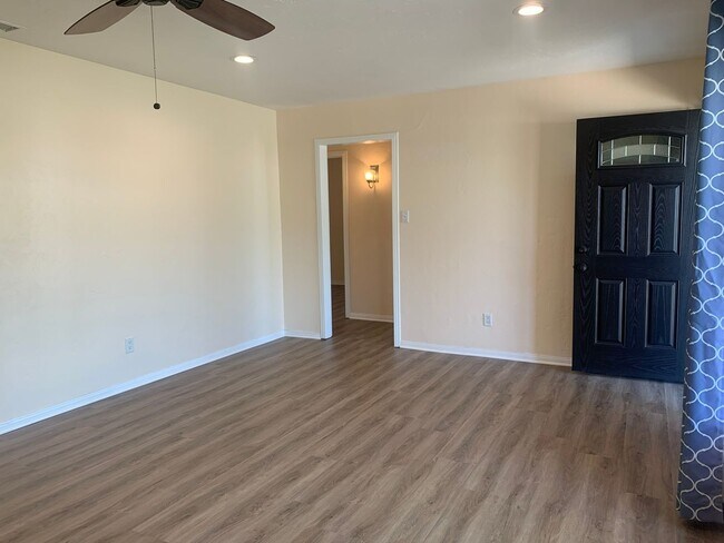 Building Photo - 489 El Monte Rd