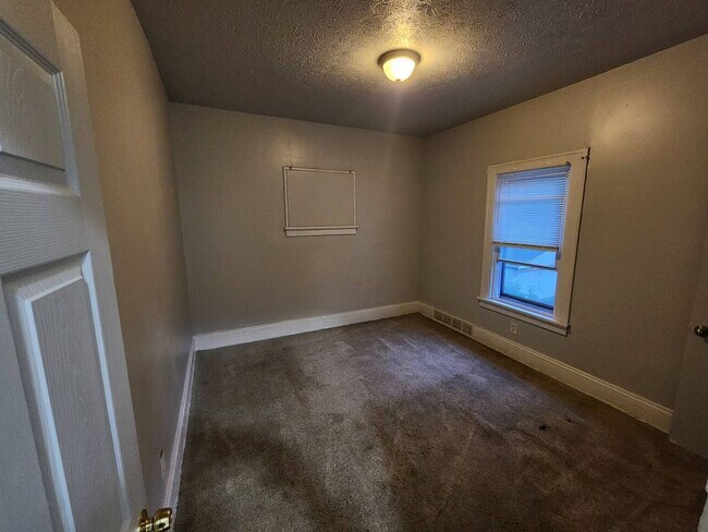 Foto del edificio - 3358 E 145th St