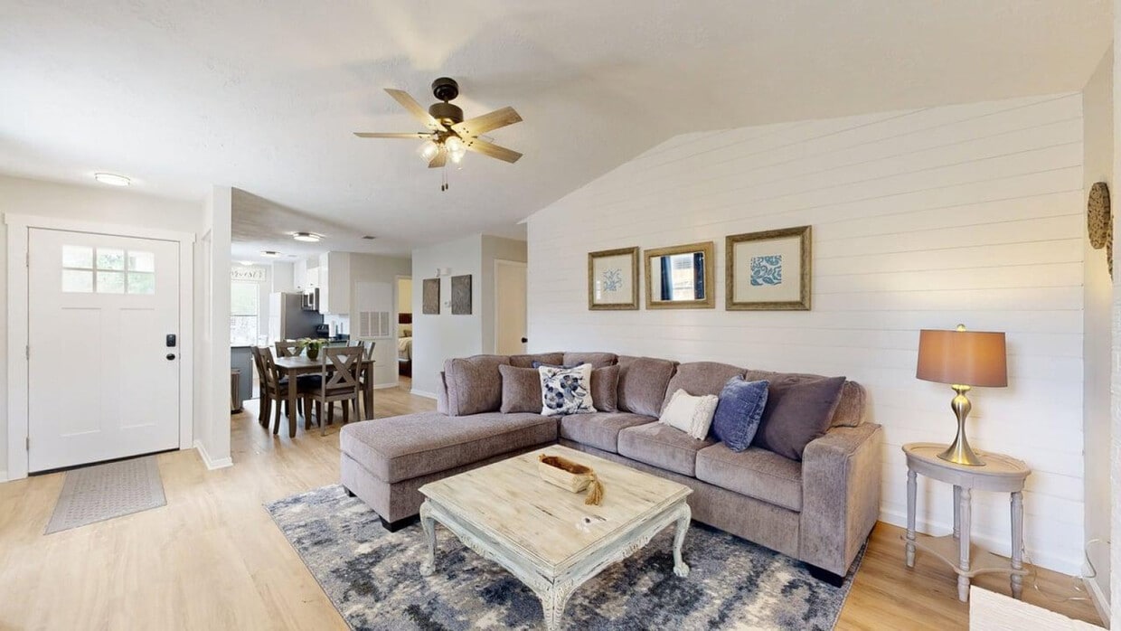 Primary Photo - 608 Navarro Dr