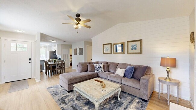 Building Photo - 608 Navarro Dr