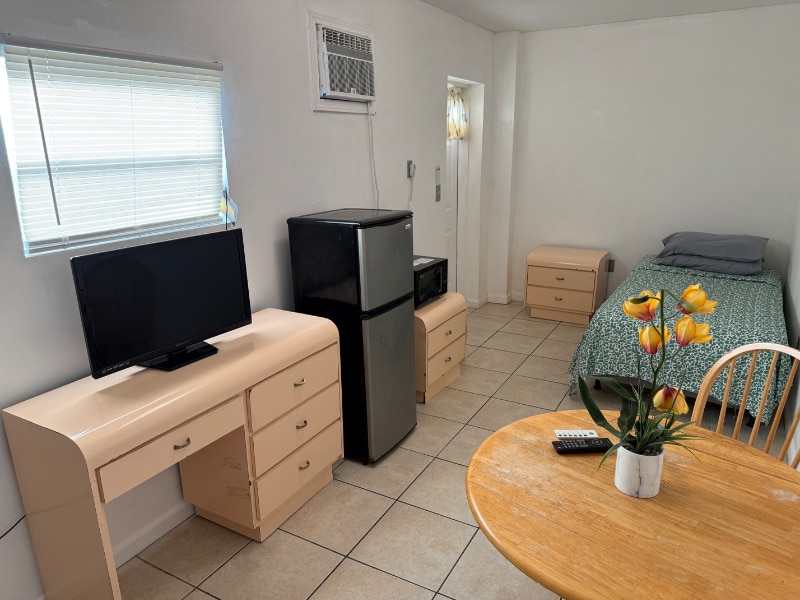 Photo - 2000 NE 124th St (North Miami, FL)