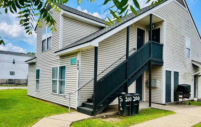 Building Photo - Updated first floor 1 bedroom apartment in...