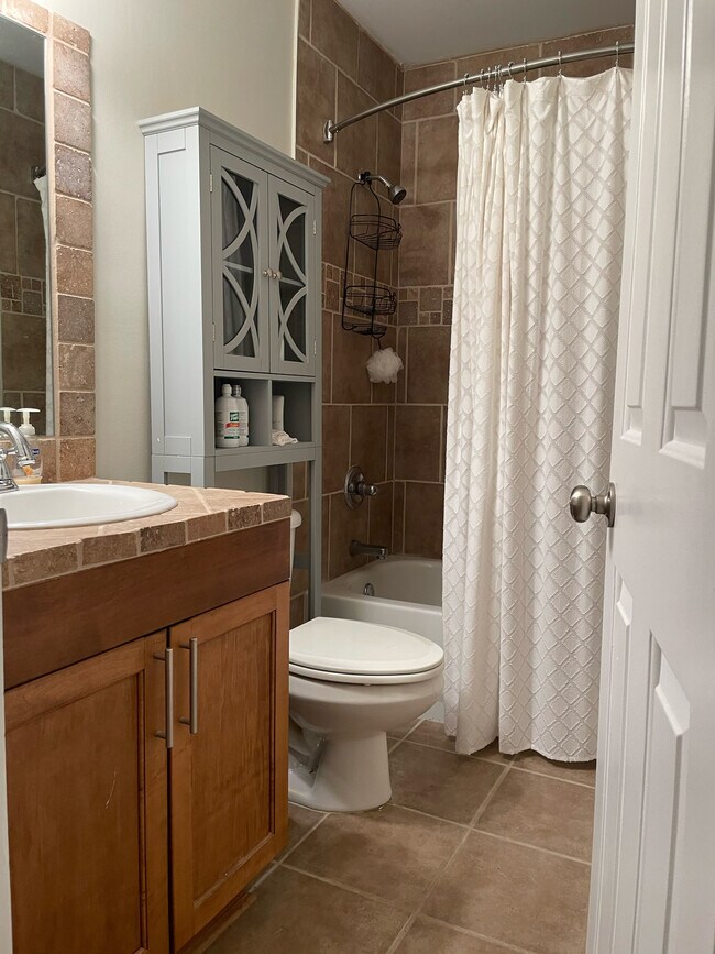 Bathroom - 1055 Baxter St