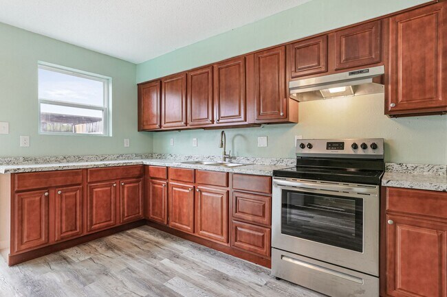 Foto del edificio - Modern 2BR Townhouse-Style Apartment | 1,010 Sq. Ft. | Renovated Interior | Westbank Expressway L...