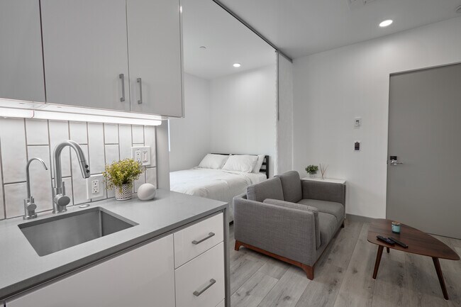 Building Photo - 2929 S La Brea Ave