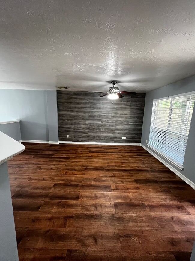 Building Photo - 1013 Ruthven St